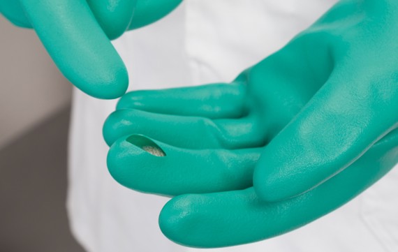 MAJA-OPS Einschnitt im Handschuh